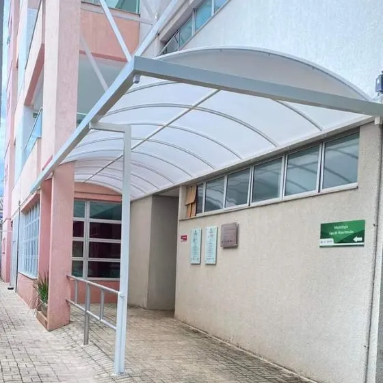 Cobertura de Lona em Diadema SP Cobertura de Lona em Diadema SP — Cobertura em pátio de comércio com mesas externas