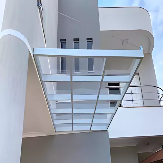 Cobertura de Policarbonato Compacto em Diadema SP Cobertura de Policarbonato Compacto em Diadema SP — Cobertura em pátio de comércio com mesas externas