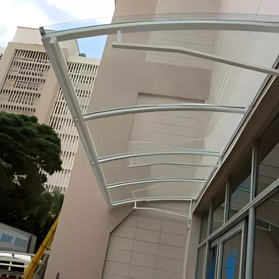 Cobertura de Policarbonato Compacto em Diadema SP Cobertura de Policarbonato Compacto em Diadema SP — Cobertura com calha lateral para escoamento