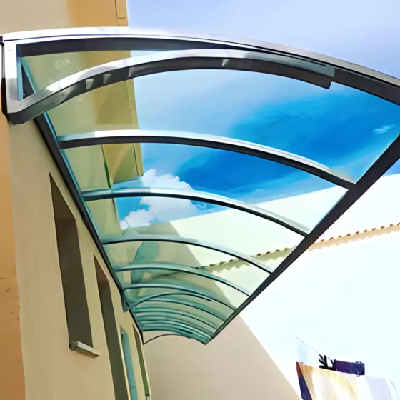 Cobertura de Policarbonato Compacto em Diadema SP Cobertura de Policarbonato Compacto em Diadema SP — Instalação em fachada comercial