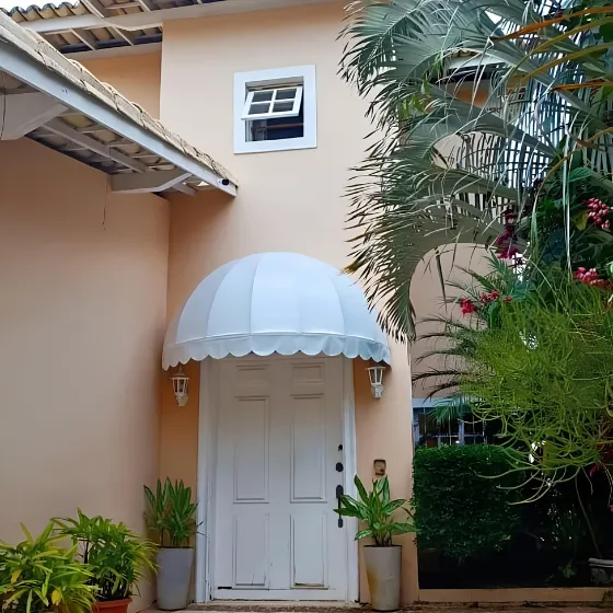 Toldo Fixo de Lona PVC em Diadema SP Toldo Fixo de Lona PVC em Diadema SP — Cobertura em pátio de comércio com mesas externas
